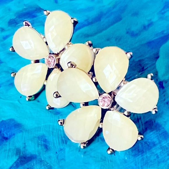 🌟HP🌟Flower Stud Earrings - Picture 2 of 4